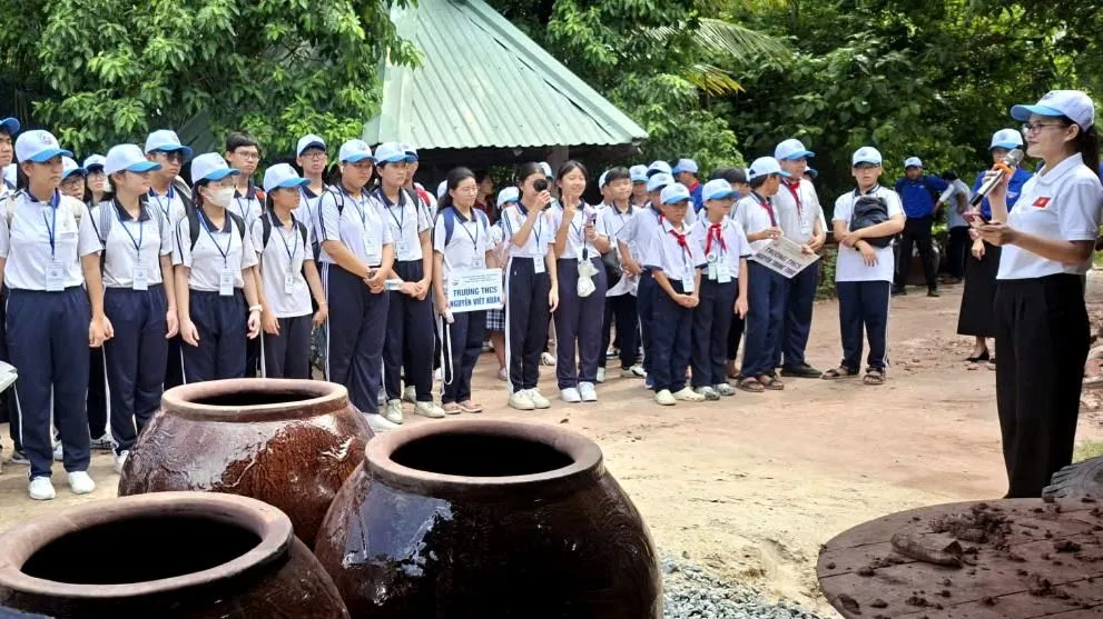 Đưa học sinh trải nghiệm các nghề truyền thống ở nông thôn