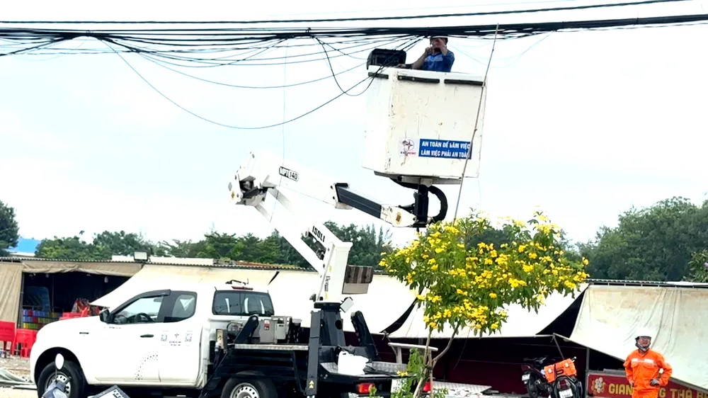 Nhân viên Công ty Điện lực Đất Đỏ thực hiện bó gọn cáp viễn thông, truyền hình