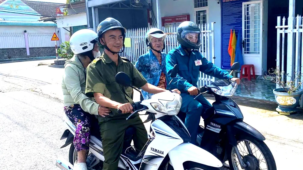 Lực lượng tình nguyện viên đưa đón người già neo đơn đến khám sức khỏe tại bệnh viên