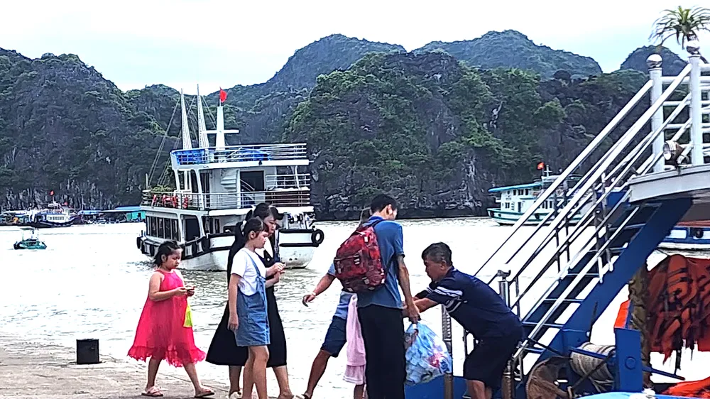 Du khách tham quan vịnh Lan Hạ (Hải Phòng). Ảnh THU HÀ