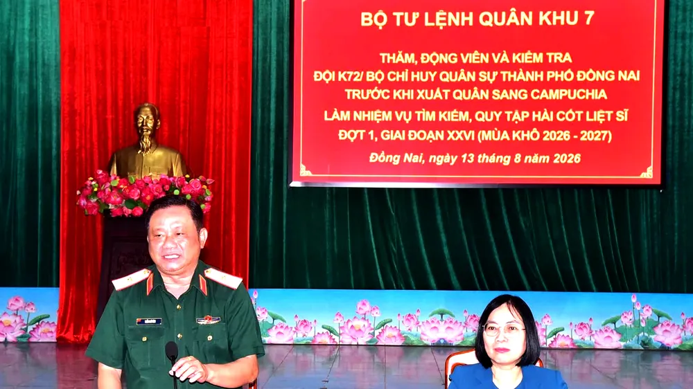 Thủ trưởng Bộ Tư lệnh Quân khu 7 động viên cán bộ, chiến sĩ Đội K72 trước ngày lên đường làm nhiệm vụ. Ảnh: ĐỘI K72