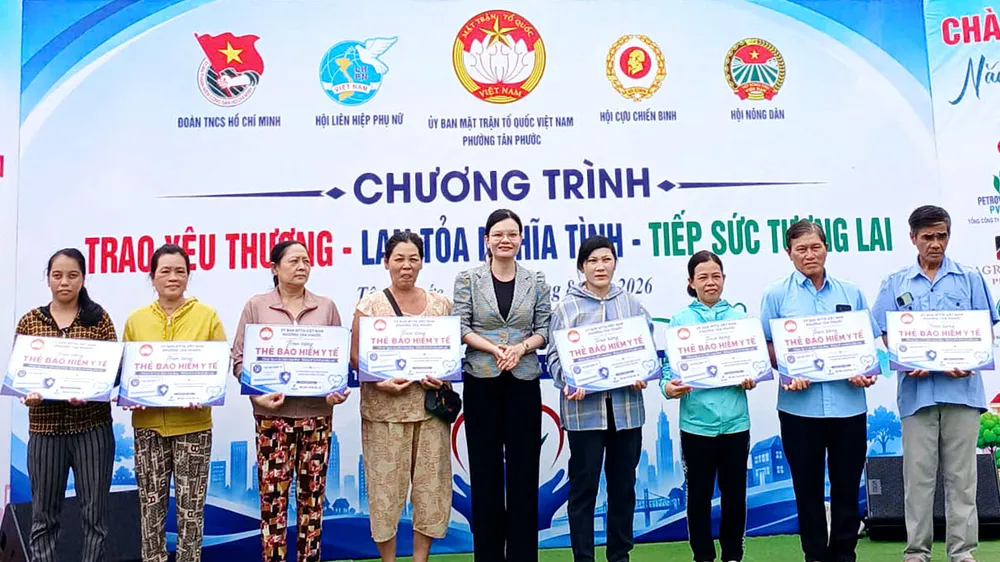 Người dân phường Tân Phước nhận thẻ bảo hiểm y tế. Ảnh: QUỐC ĐẠT