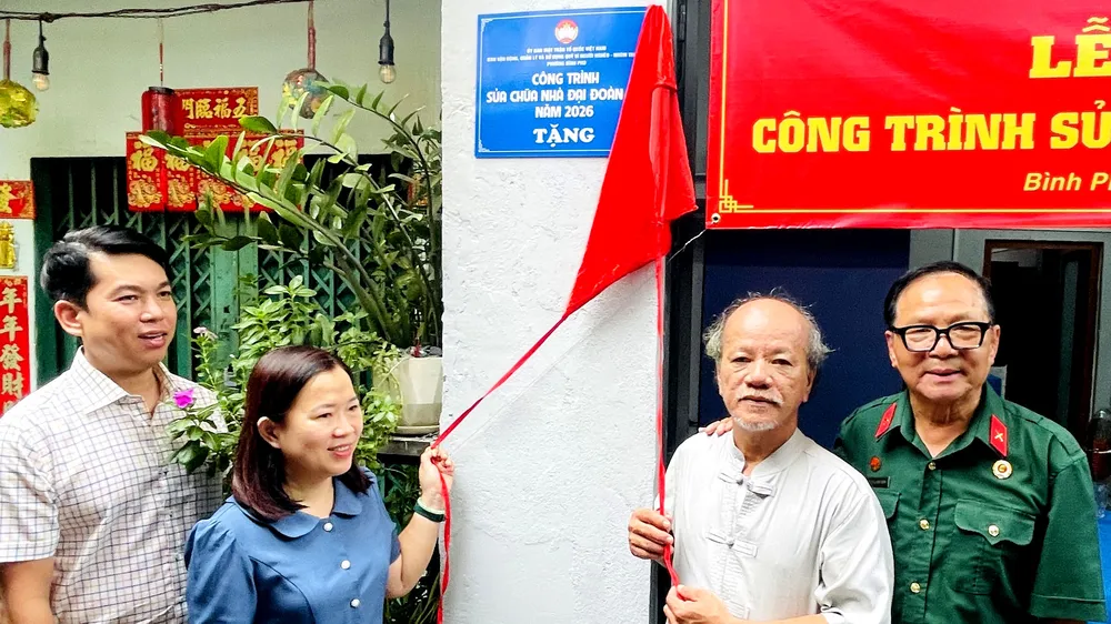 Ông Trương Văn Hòa (thứ 2 từ phải sang) đón nhận căn nhà được sửa chữa khang trang