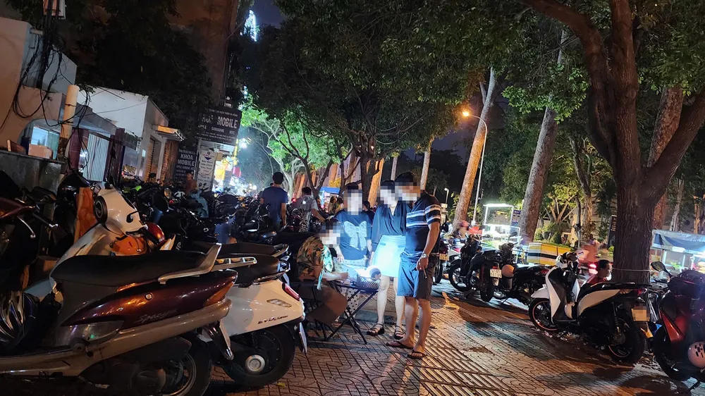 Tình trạng trông giữ xe trái phép xuất hiện ở khu vực Công viên Âu Lạc. Ảnh: HT