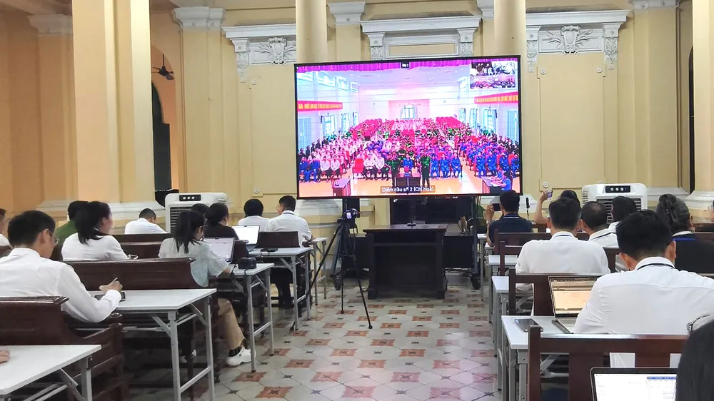 Các phóng viên theo dõi trực tuyến phiên tòa