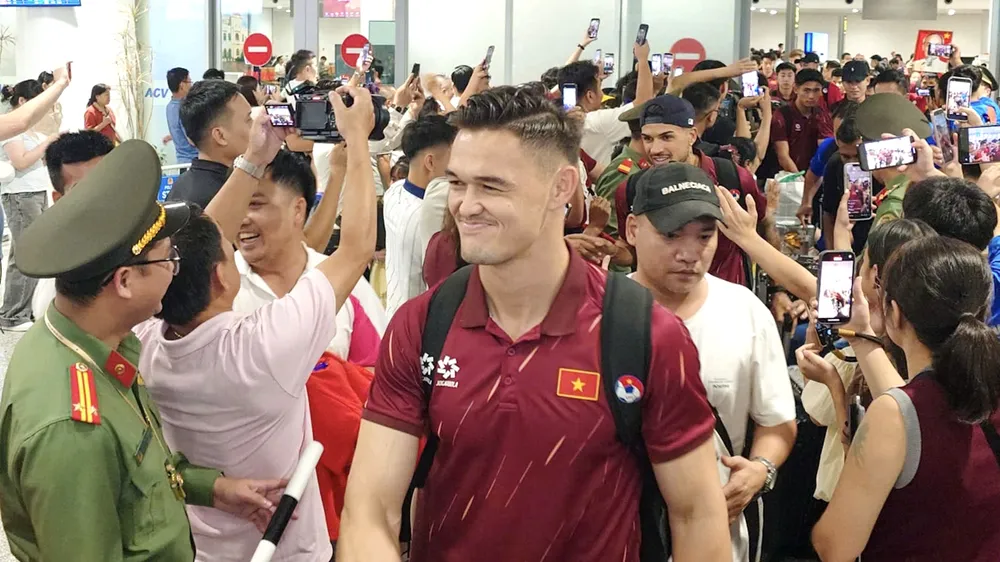 Tuyển Việt Nam vẫn ra sân tập luyện cho trận chung kết lượt về 