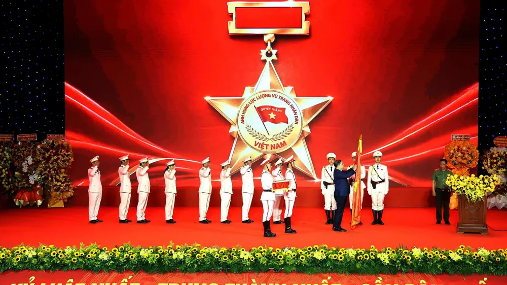 Phó Thủ tướng Thường trực Chính phủ Phạm Gia Túc trao danh hiệu Anh hùng Lực lượng vũ trang nhân dân tặng Công an TP Đà Nẵng. Ảnh: XUÂN QUỲNH