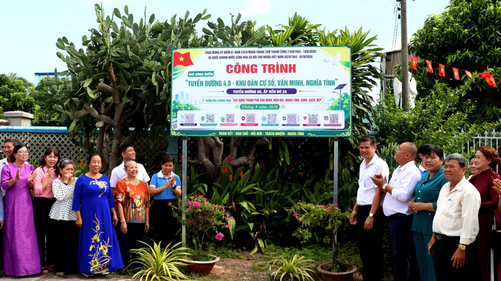 Lãnh đạo xã Củ Chi cùng người dân tham quan tuyến đường 4.0