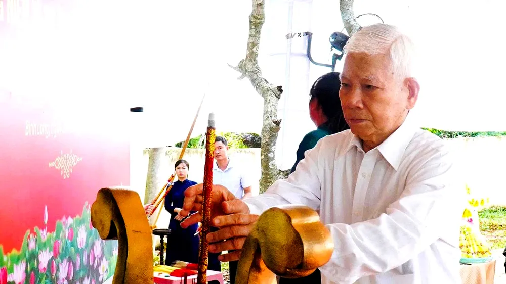 Nguyên Chủ tịch nước Nguyễn Minh Triết dâng hương tưởng nhớ các anh hùng liệt sĩ hy sinh tại chiến trường Bình Long. Ảnh: VĂN TÂM