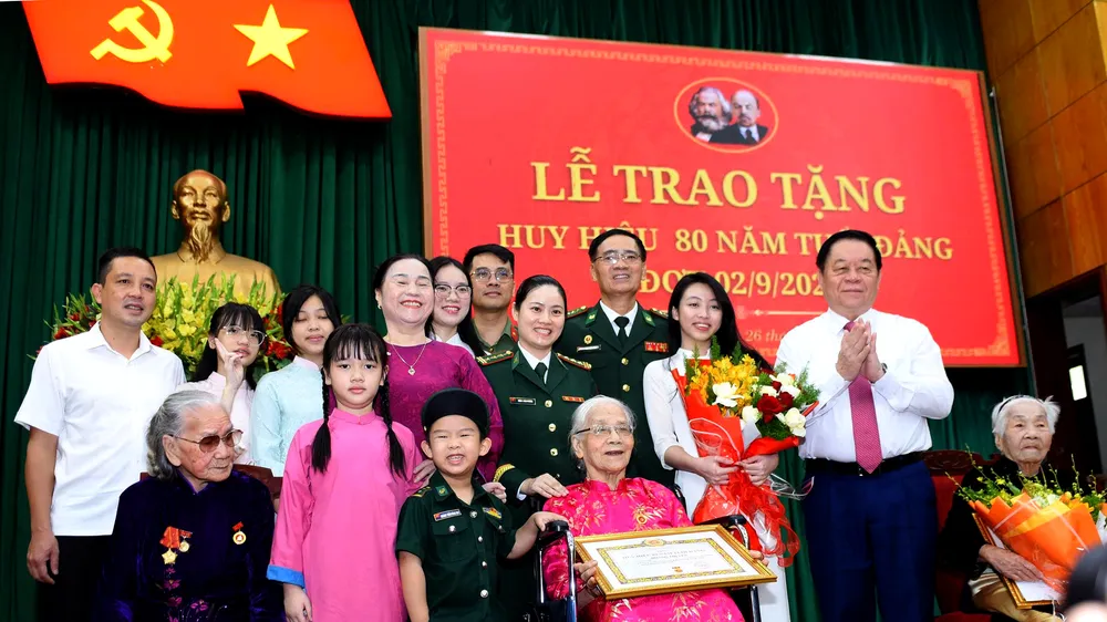 Đại tướng Nguyễn Trọng Nghĩa trao Huy hiệu 80 năm tuổi Đảng tặng các đảng viên lão thành tại Huế