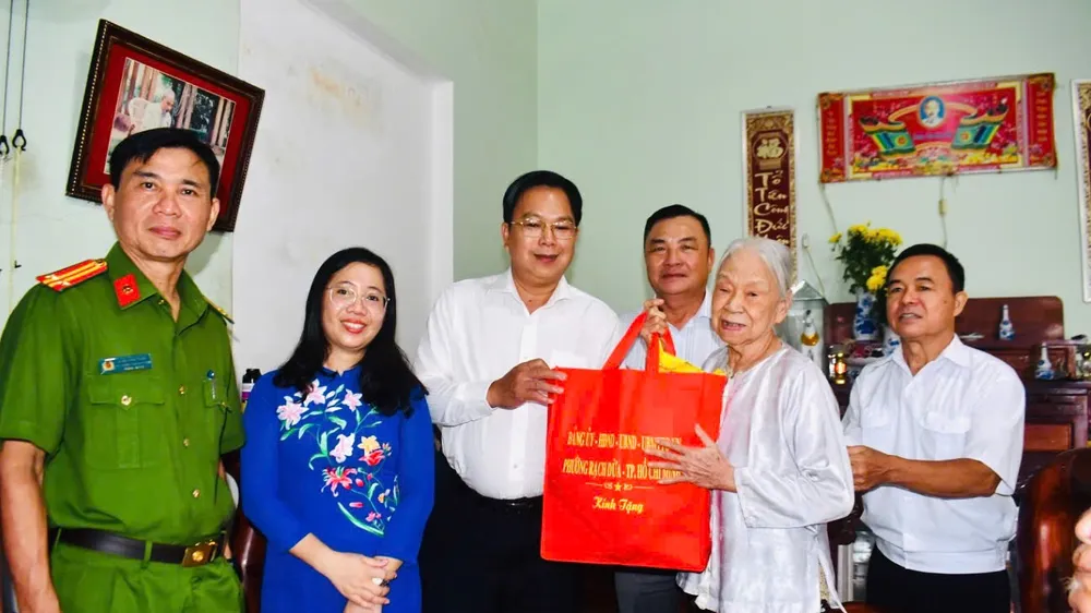 Lãnh đạo phường Rạch Dừa thăm tặng quà người có công tiêu biểu dịp Quốc khánh 2-9