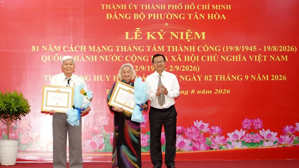 Phó Trưởng Ban Tổ chức Thành ủy TPHCM Huỳnh Văn Dân trao Huy hiệu Đảng đến các đảng viên tại phường Tân Hòa