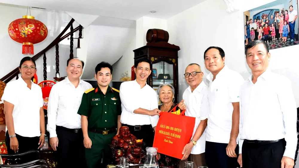 Chủ tịch phường Rạch Dừa thăm tặng quà người có công tiêu biểu dịp Quốc khánh 2-9