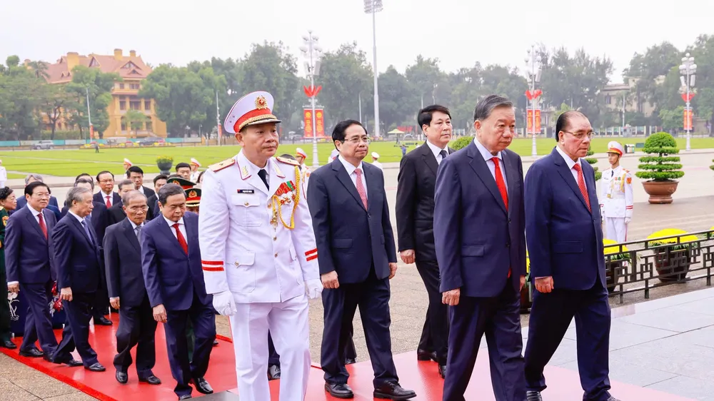 Các đồng chí lãnh đạo, nguyên lãnh đạo Đảng, Nhà nước, Quốc hội, Chính phủ, Ủy ban Trung ương MTTQ Việt Nam vào Lăng viếng Chủ tịch Hồ Chí Minh, sáng 28-8. Ảnh: VIẾT CHUNG