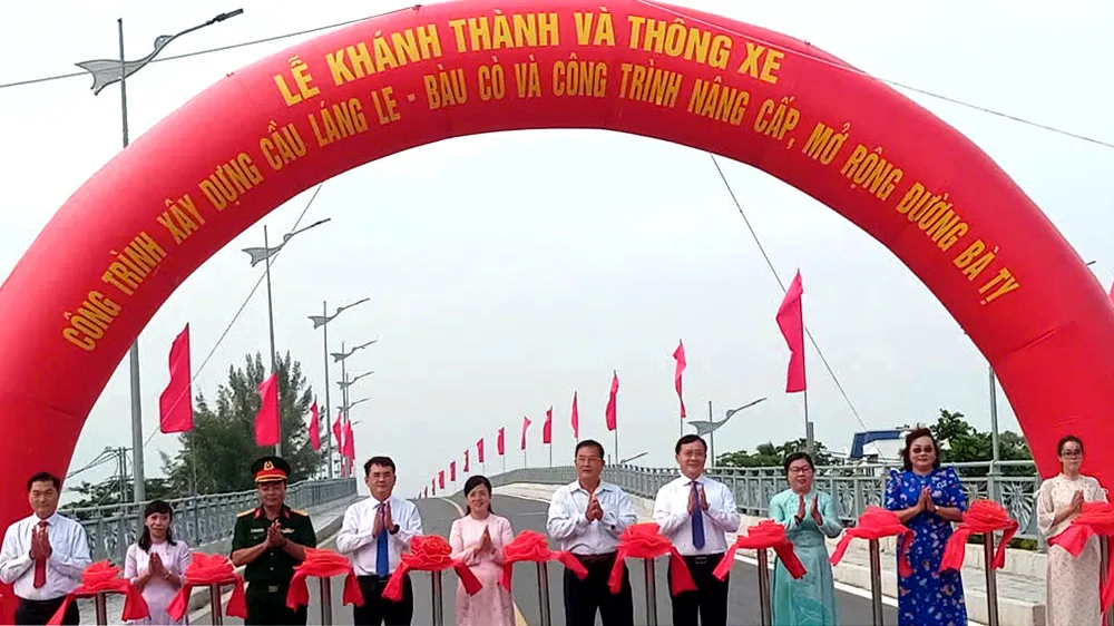 Xã Tân Nhựt khánh thành 2 công trình giao thông huyết mạch