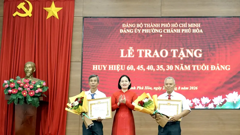 Phường Chánh Phú Hòa trao Huy hiệu Đảng đợt 2-9 đến 41 đảng viên