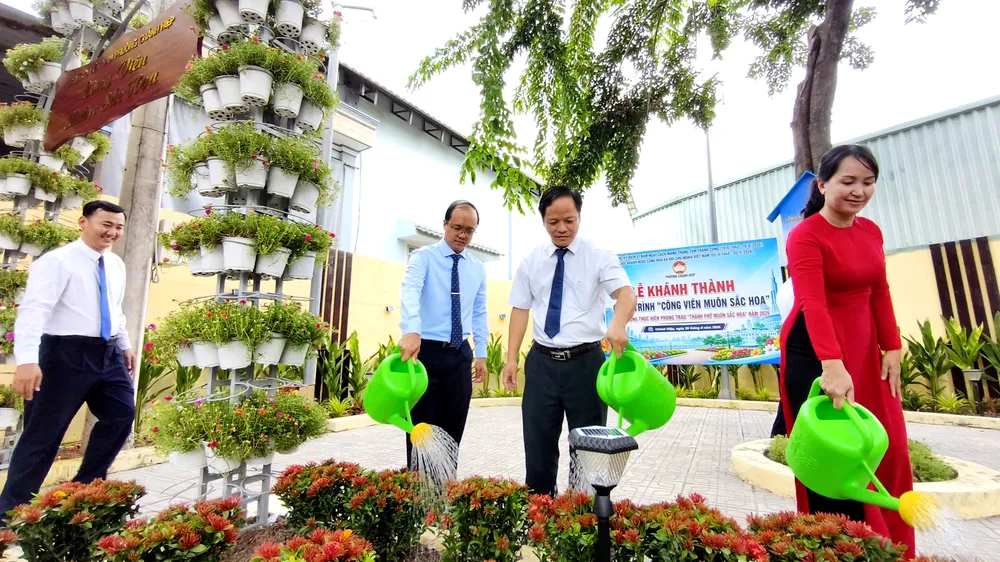 Lãnh đạo phường Chánh Hiệp thực hiện nghi thức khánh thành vườn hoa