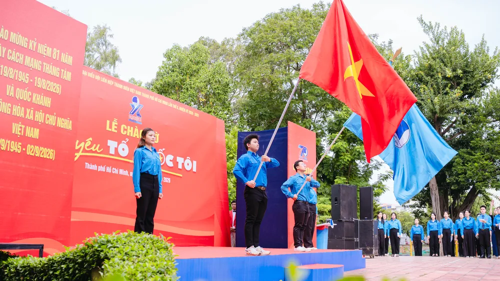 Hơn 300 bạn trẻ tham dự lễ chào cờ "Tôi yêu Tổ quốc tôi"