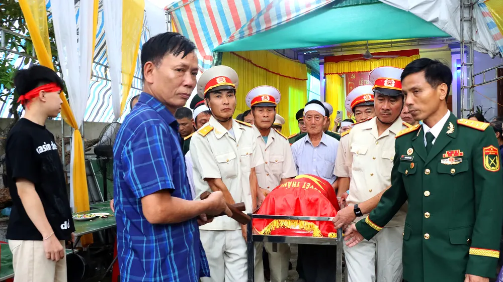 Di chuyển hài cốt liệt sĩ Trần Quỳnh về an táng tại Nghĩa trang Liệt sĩ Đức Thọ