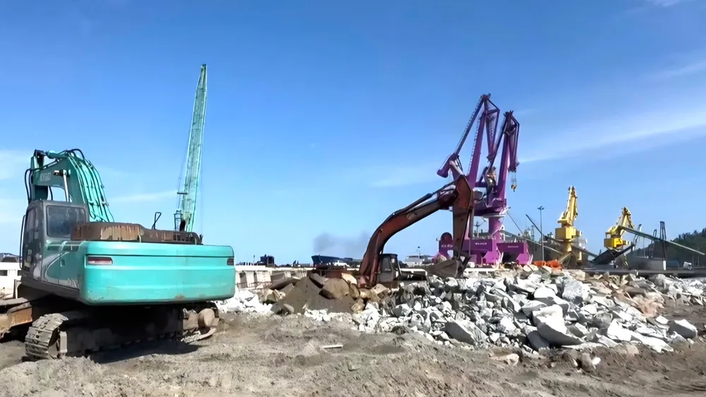 Hơn 200 kỹ sư, công nhân cùng nhiều phương tiện, thiết bị thi công xuyên lễ Quốc khánh 2-9 tại bến số 4 cảng Chân Mây