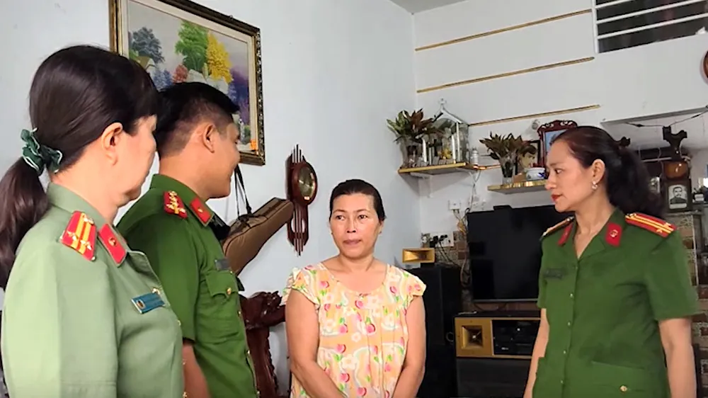 Chị Nguyễn Thị Thùy Dương chia sẻ tình cảm của mình khi được cán bộ công an xã Hóc Môn đến tận nhà phục vụ người dân