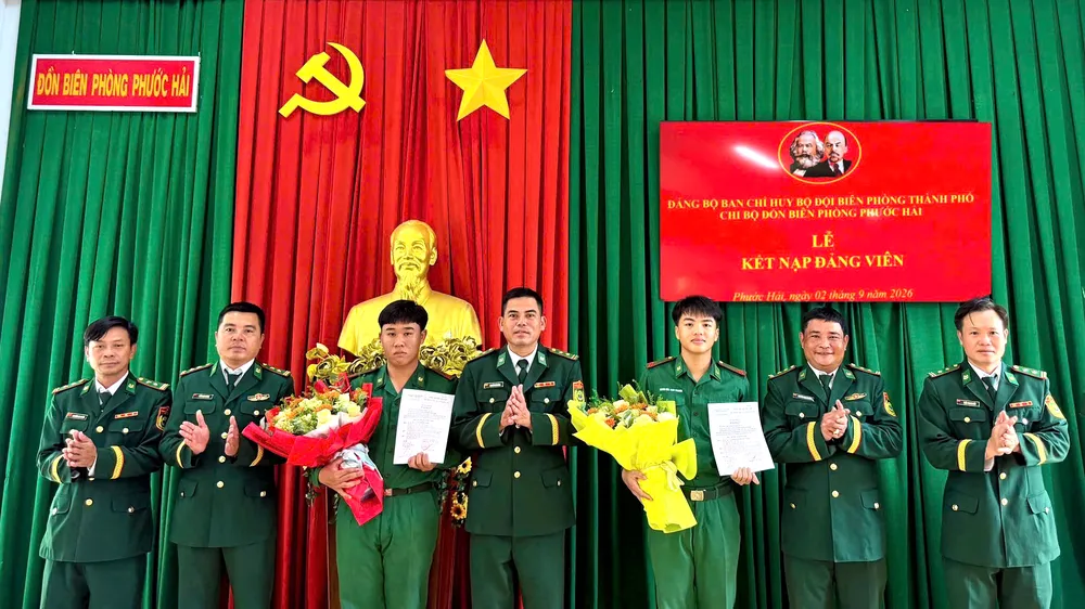 Nhiều chiến sĩ được vinh dự kết nạp Đảng trong ngày Tết Độc lập