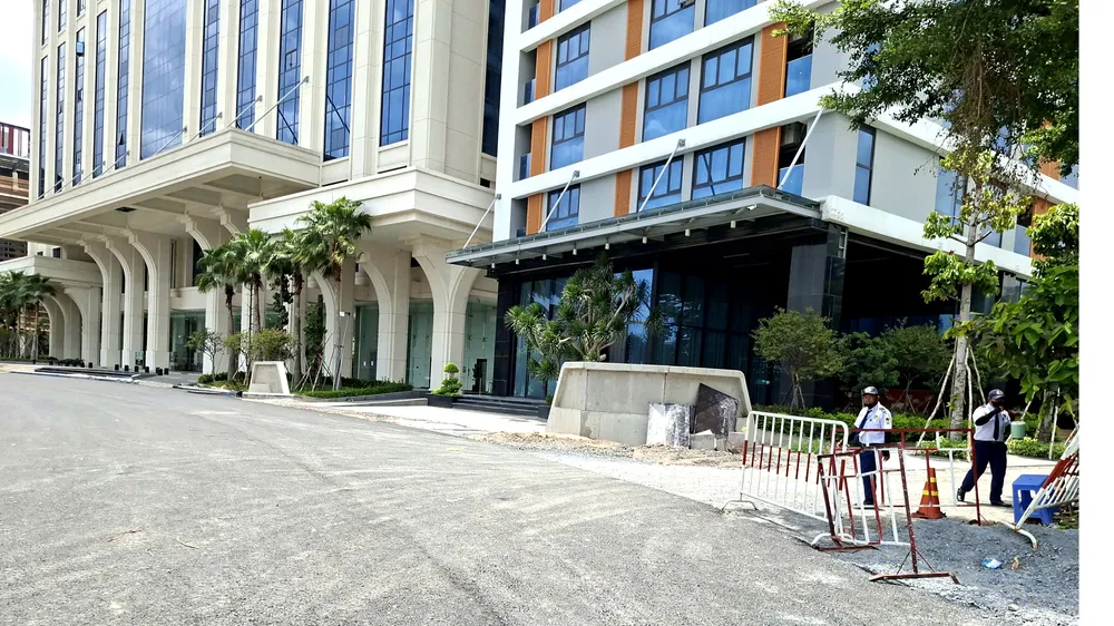 Trường Đại học Văn Lang đã thu dọn rào chắn đường ven rạch Xuyên Tâm