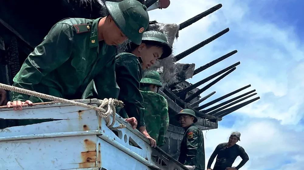 Bộ đội biên phòng Cà Mau kịp thời chữa cháy một tàu cá