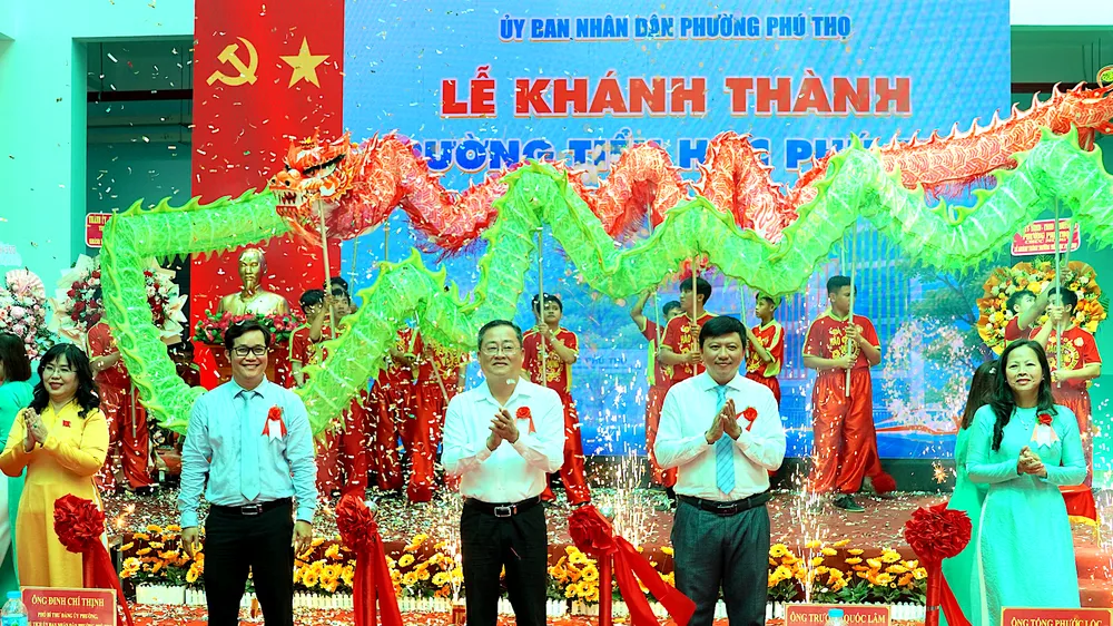 Các đại biểu cắt băng khánh thành. QUANG HUY