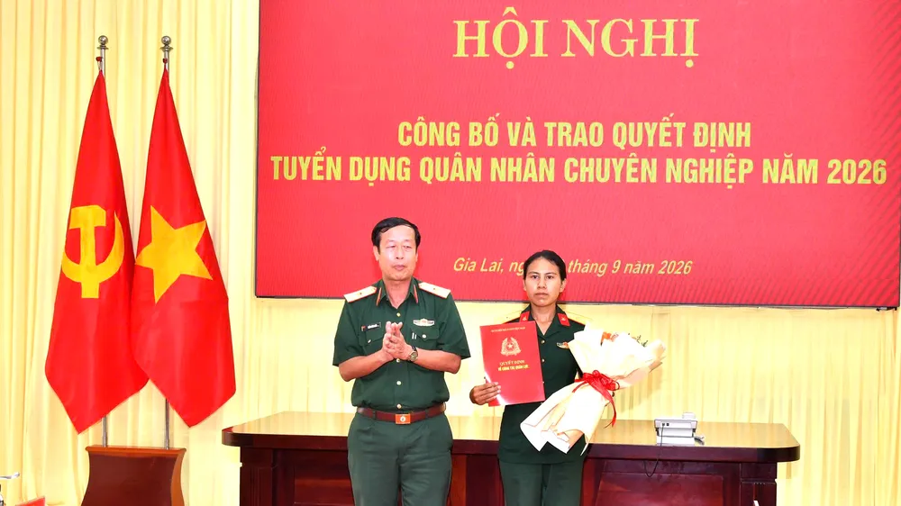 Vợ Thượng sĩ Kpă Thiêp được tuyển dụng trở thành quân nhân chuyên nghiệp