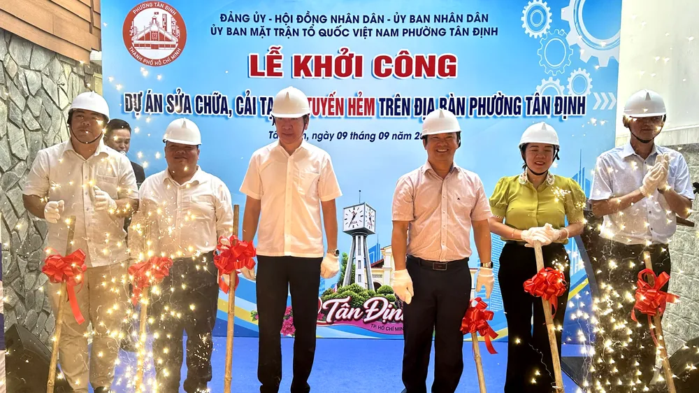 Lễ khởi công dự án sửa chữa, cải tạo 29 tuyến hẻm trên địa bàn phường Tân Định. Ảnh: THANH HIỀN
