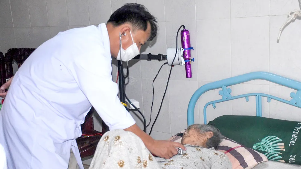 Bác sĩ Trạm Y tế xã Bình Giã lưu động thực hiện khám bệnh cho người cao tuổi tại nhà.