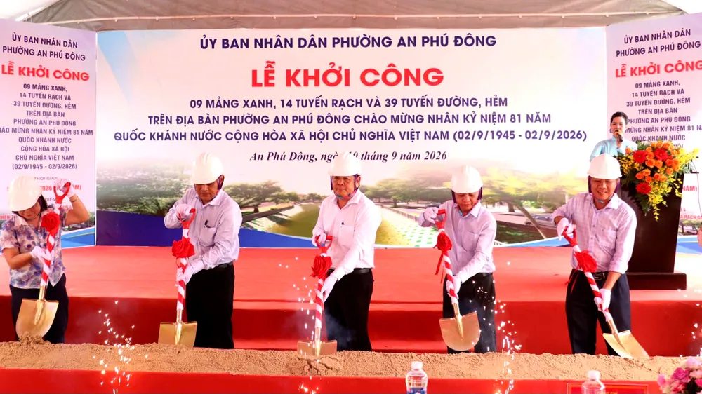 Lễ khởi công các công trình chỉnh trang đô thị trên địa bàn phường An Phú Đông. Ảnh: NGÔ BÌNH