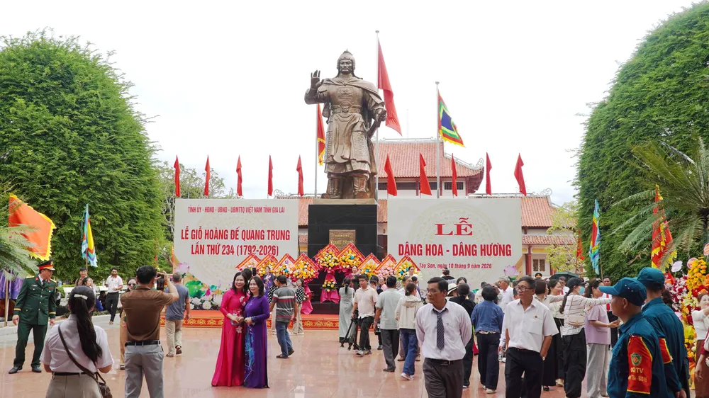 Đông đảo người dân, du khách về dự lễ giỗ vua Quang Trung