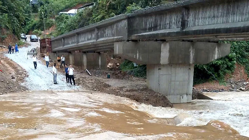 Đường tránh tạm thời ở bản Xóng Con (xã Tam Thái) bị ngập sâu gây chia cắt giao thông 