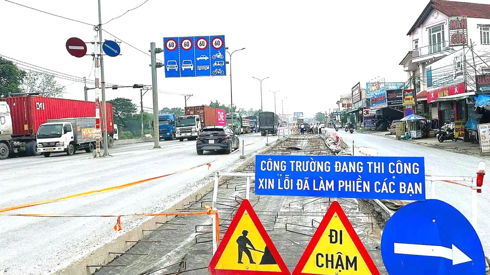 Việc sửa chữa quốc lộ 51 đoạn qua TP Đồng Nai kéo dài gây nguy cơ mất an toàn giao thông. 