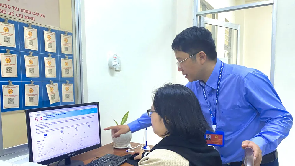 Công chức Trung tâm Phục vụ hành chính công phường Phước Thắng hướng dẫn người dân nộp hồ sơ trực tuyến.