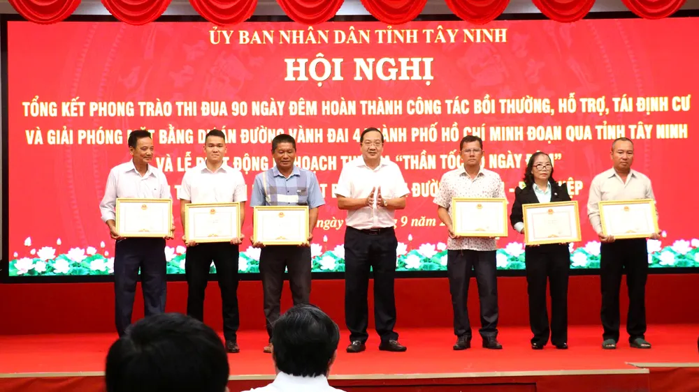 Lãnh đạo tỉnh Tây Ninh tặng bằng khen cho các cá nhân có thành tích xuất sắc trong bồi thường, giải phóng mặt bằng Vành đai 4 TPHCM
