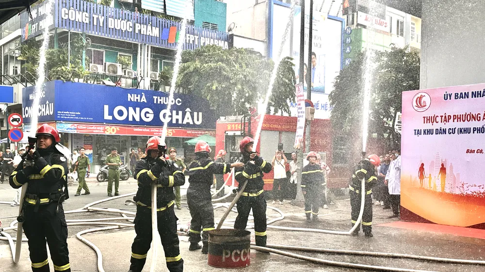 Lực lượng PCCC và cứu nạn cứu hộ triển khai phương án thực tập tại khu vực chợ Bàn Cờ. Ảnh: QUỲNH YÊN