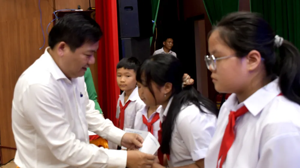 Trao 245 suất học bổng cho học sinh, sinh viên khó khăn ở xã Đất Đỏ