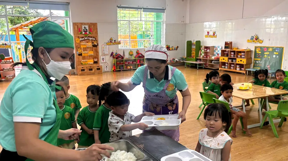 Các em nhỏ Trường Mầm non Bông Sen, xã Đông Thạnh chuẩn bị dùng bữa trưa 22-9
