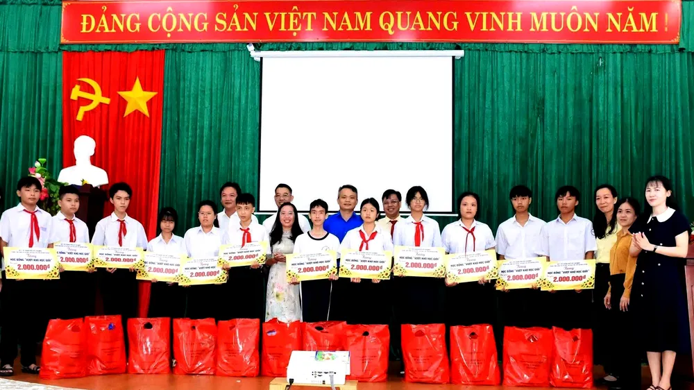 Trao 121 suất quà Trung thu và học bổng cho trẻ em có hoàn cảnh đặc biệt