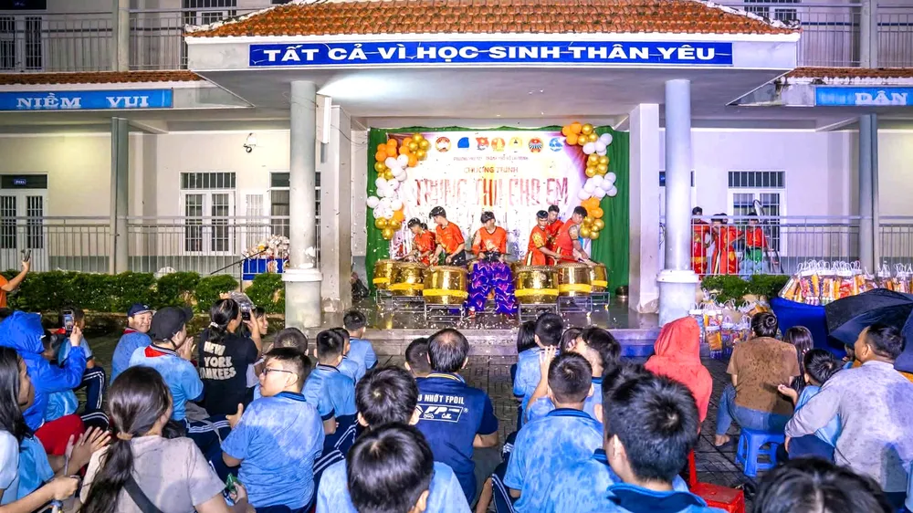 Ấm áp đêm hội trung thu tại Trường khiếm thị Hữu Nghị
