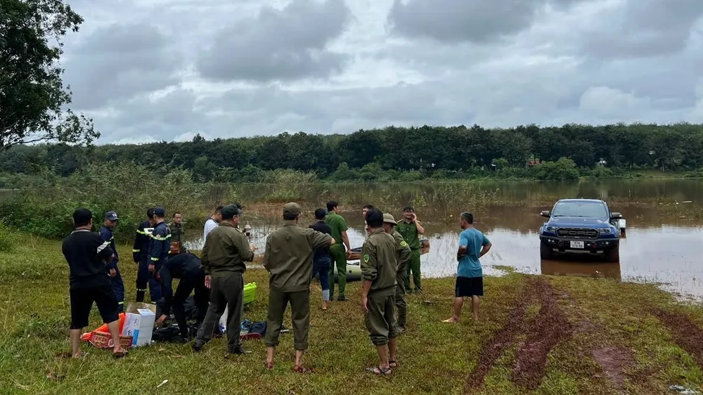 Lực lượng chức năng triển khai nhiệm vụ tìm kiếm cứu nạn, cứu hộ nạn nhân nghi mất tích. Ảnh: CA TPĐN