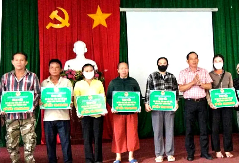 Lãnh đạo Hội Nông dân TPHCM trao vốn vay cho cho các hộ ngư dân trong lễ giải ngân 