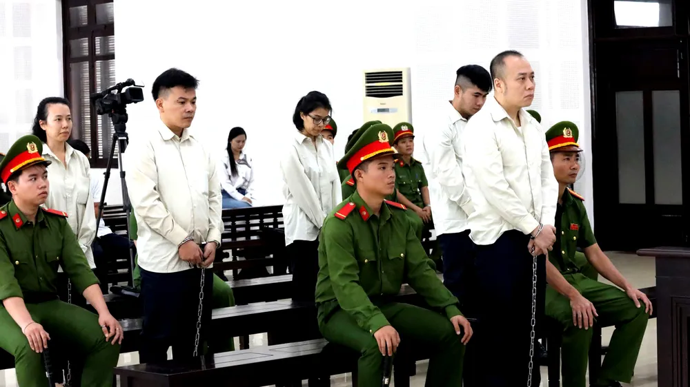 Nguyễn Quang Hoàng cùng 4 bị cáo khác đứng trước Hội đồng xét xử