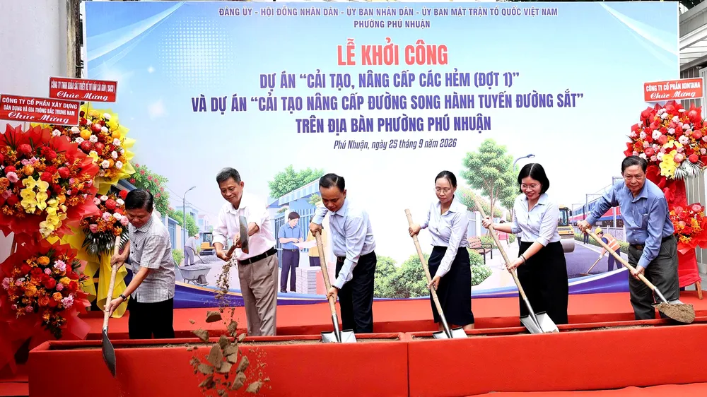 Thực hiện nghi thức khởi công nâng cấp 33 tuyến đường và hẻm