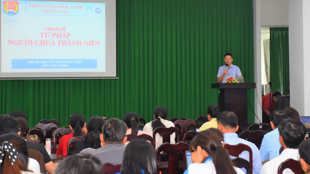 Báo cáo viên trình bày chuyên đề Tư pháp người chưa thành niên.
