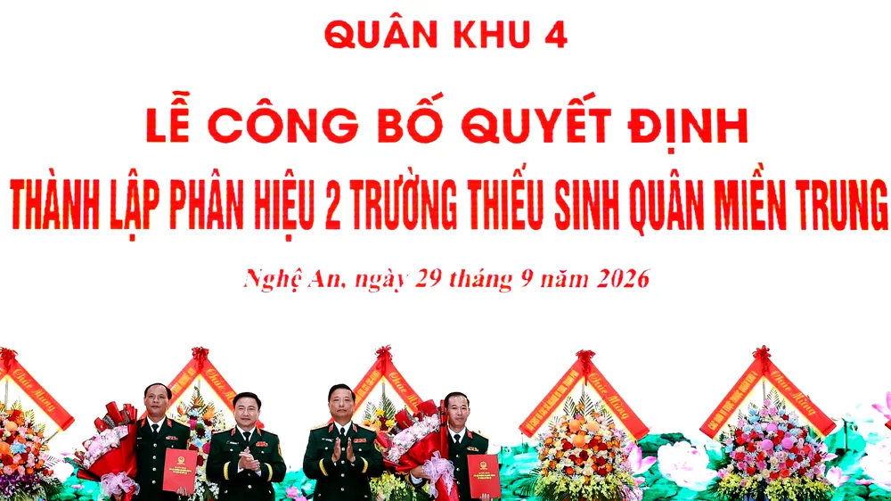 Trung tướng Hà Thọ Bình, Tư lệnh Quân khu 4 và Trung tướng Đoàn Xuân Bường, Chính ủy Quân khu 4 trao các quyết định cho Ban Chỉ huy Phân hiệu 2. Ảnh: QUỐC KHÁNH 