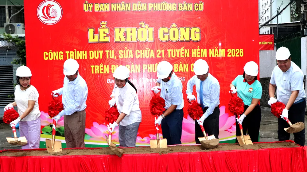 Đại biểu thực hiện nghi thức khởi công sửa chữa, cải tạo 21 tuyến hẻm tại phường Bàn Cờ